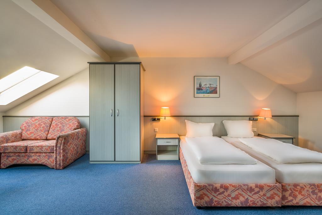 Hotel Am Bonhoefferplatz Дрезден Екстериор снимка