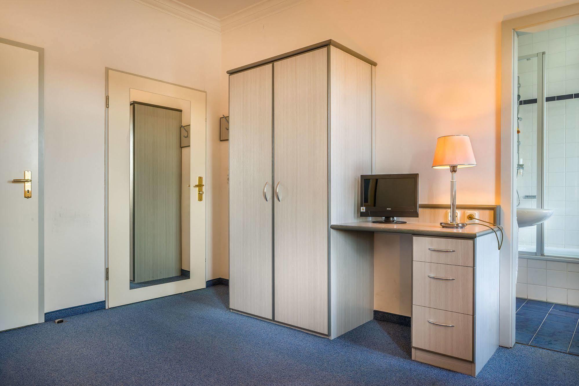 Hotel Am Bonhoefferplatz Дрезден Екстериор снимка