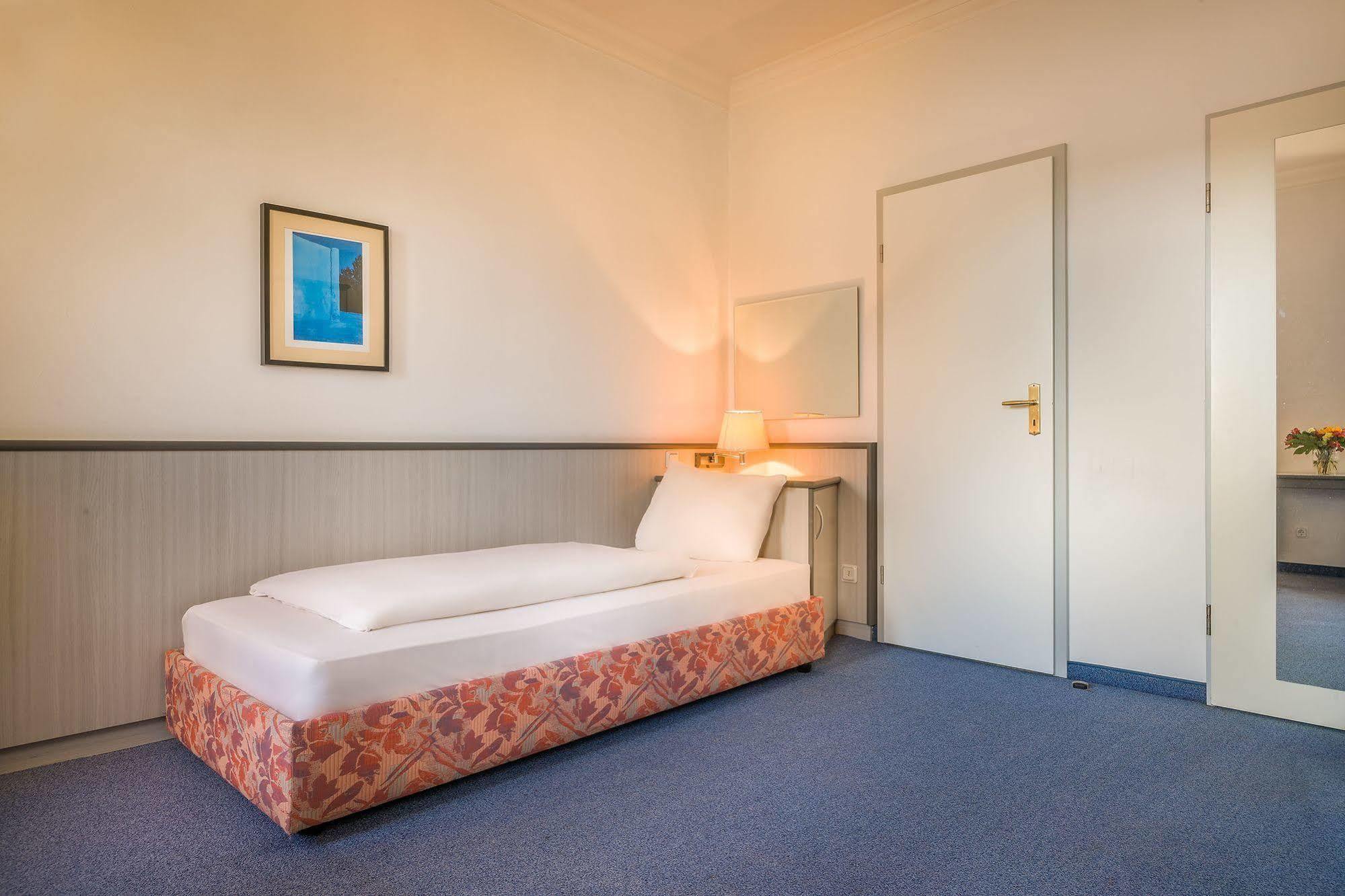 Hotel Am Bonhoefferplatz Дрезден Екстериор снимка