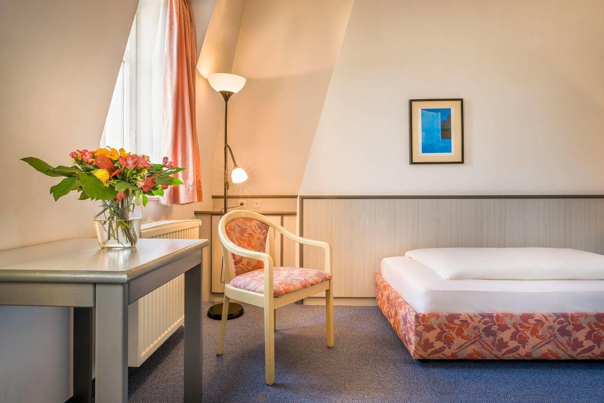 Hotel Am Bonhoefferplatz Дрезден Екстериор снимка