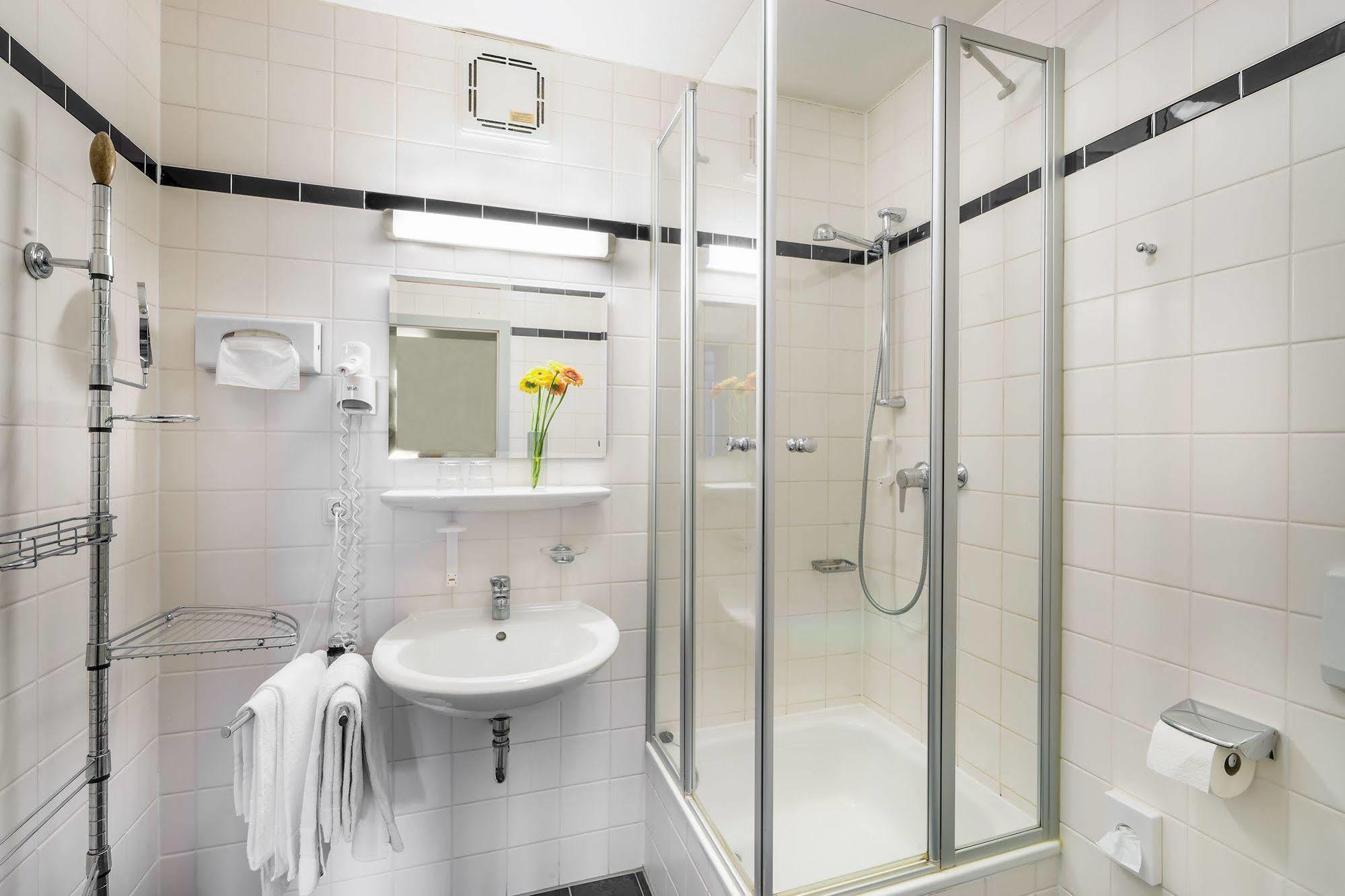 Hotel Am Bonhoefferplatz Дрезден Екстериор снимка
